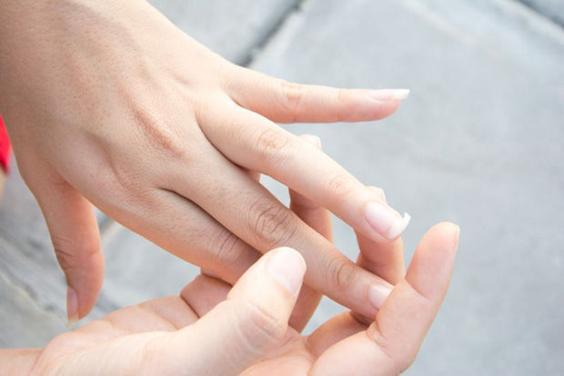Gan xấu thì bàn tay sẽ xuất hiện 3 vấn đề: Nhất là màu sắc móng