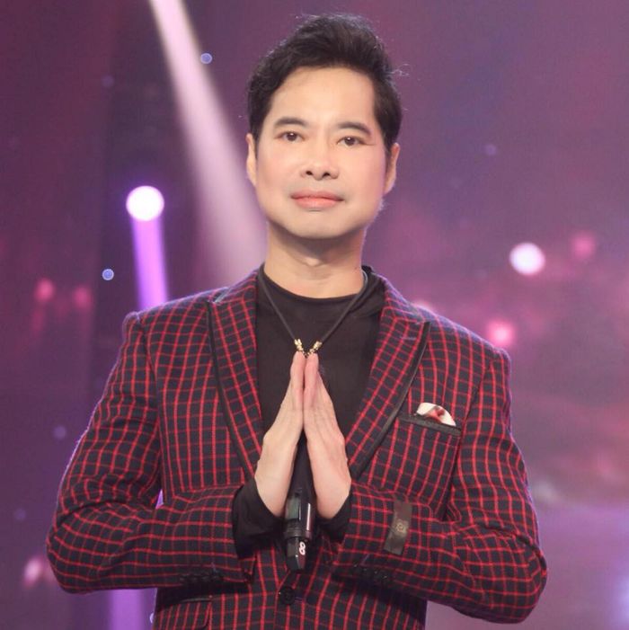 Gừng càng già càng cay: Ngọc Sơn vừa chơi bóng vừa hát live cực đỉnh