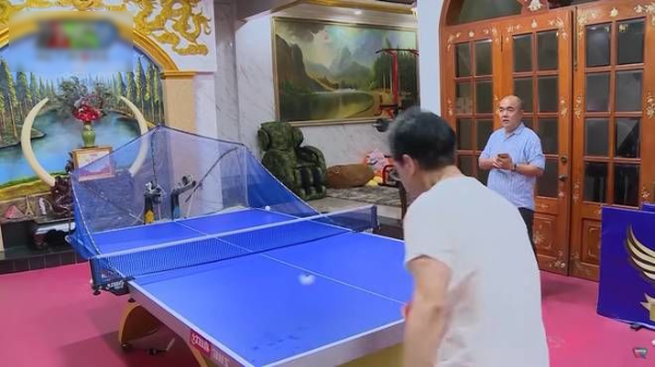 Gừng càng già càng cay: Ngọc Sơn vừa chơi bóng vừa hát live cực đỉnh