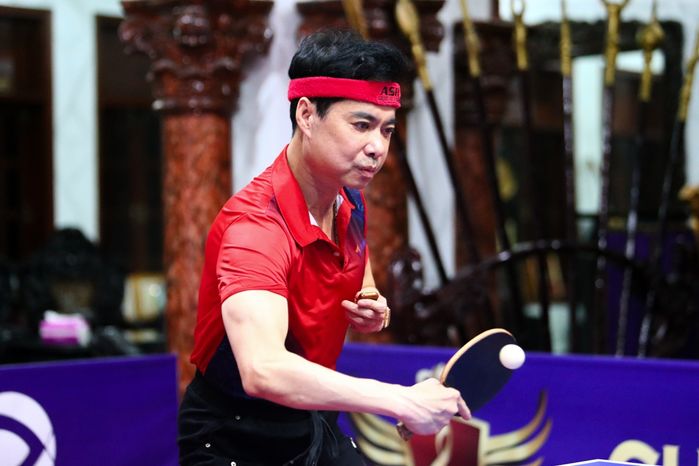 Gừng càng già càng cay: Ngọc Sơn vừa chơi bóng vừa hát live cực đỉnh