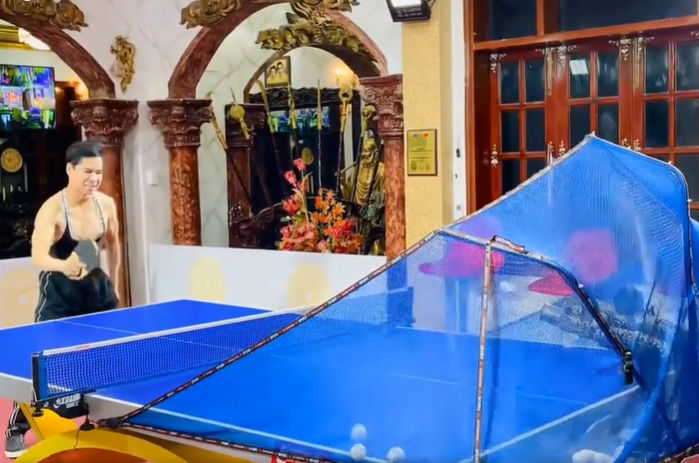 Gừng càng già càng cay: Ngọc Sơn vừa chơi bóng vừa hát live cực đỉnh