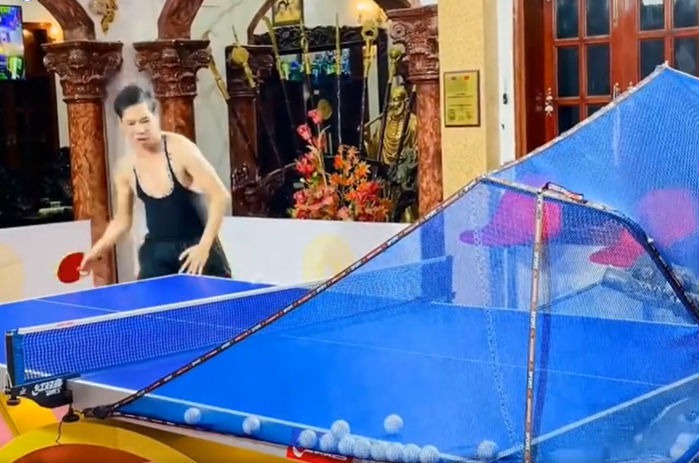 Gừng càng già càng cay: Ngọc Sơn vừa chơi bóng vừa hát live cực đỉnh
