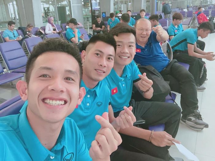 Thầy Park dụ học trò ăn kem, vừa há miệng thì thầy rút về