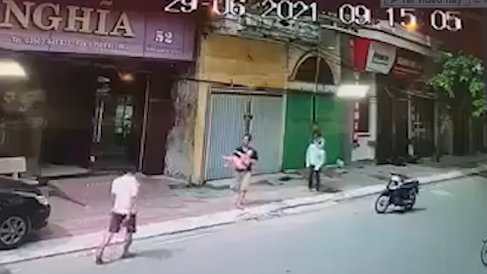 Hết anh Mạnh, thêm người hùng lao vào hứng bé gái rơi từ trên cao