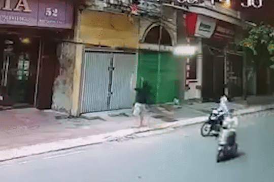Hết anh Mạnh, thêm người hùng lao vào hứng bé gái rơi từ trên cao