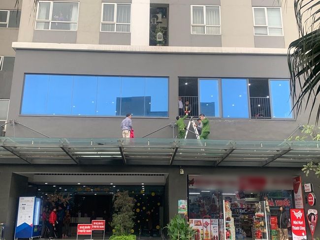 Hết anh Mạnh, thêm người hùng lao vào hứng bé gái rơi từ trên cao