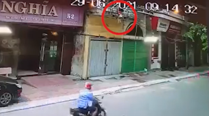 Hết anh Mạnh, thêm người hùng lao vào hứng bé gái rơi từ trên cao