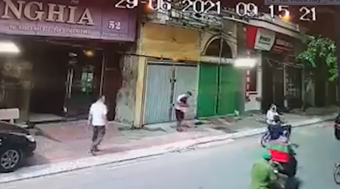 Hết anh Mạnh, thêm người hùng lao vào hứng bé gái rơi từ trên cao