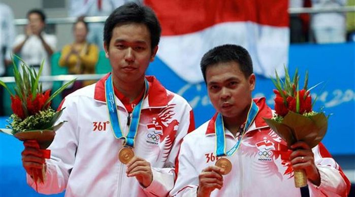 Cũng ngã như Eriksen nhưng huyền thoại cầu lông qua đời ở tuổi 36