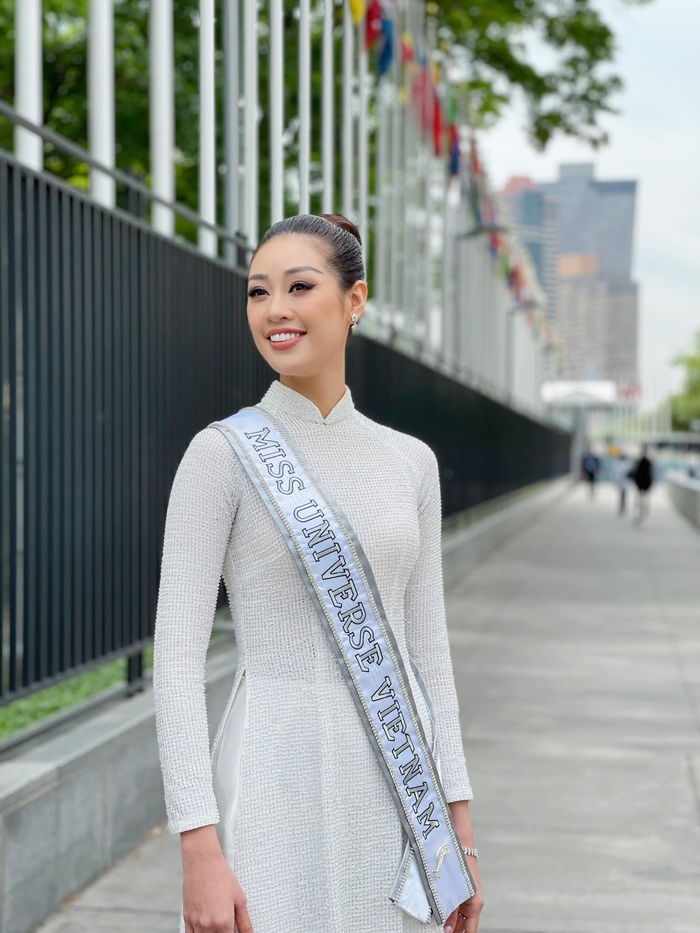 Khánh Vân diện áo dài toả sáng trên đường phố New York
