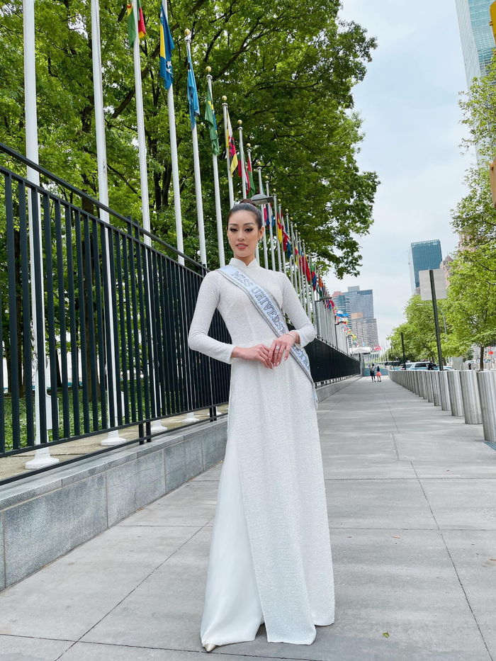 Khánh Vân diện áo dài toả sáng trên đường phố New York
