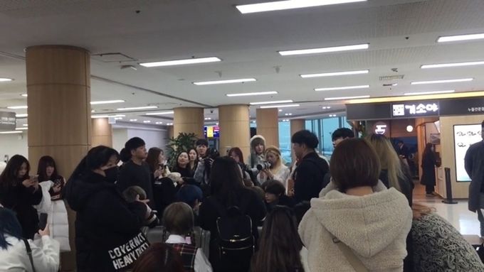 Khiếp sợ khoảnh khắc các master-nim vây kín, chĩa máy quay về idol