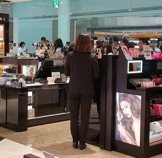 Khiếp sợ khoảnh khắc các master-nim vây kín, chĩa máy quay về idol