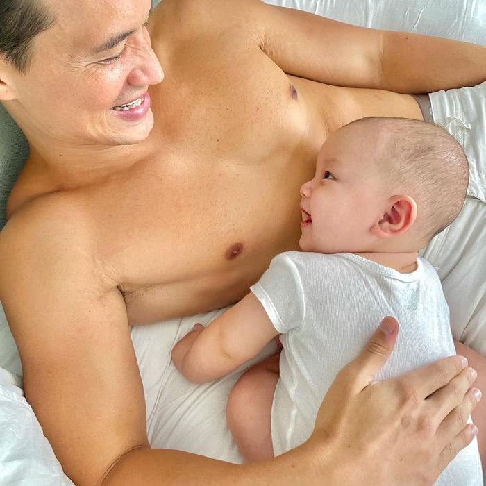 Khoảnh khắc ái nữ Hà Hồ ngủ gục trên người bố khiến dân tình phát sốt