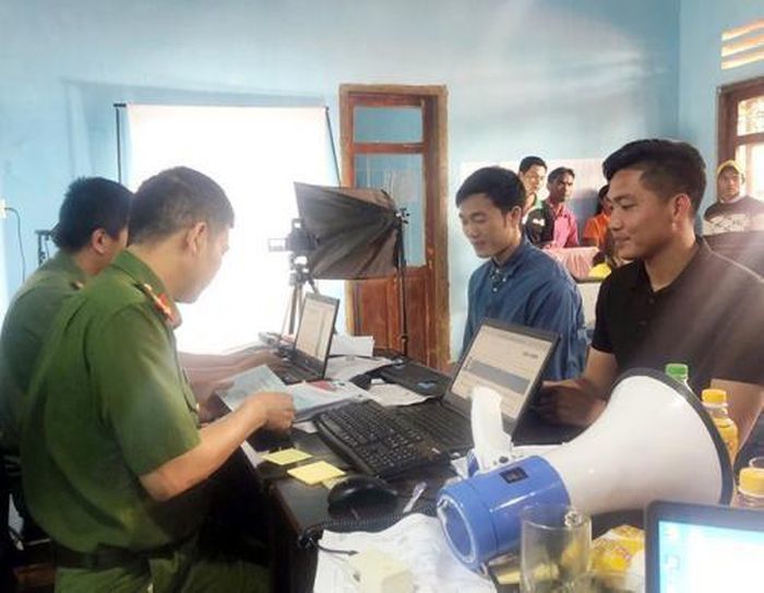 Khi cầu thủ làm CCCD: Trường Híp căng như đá penalty