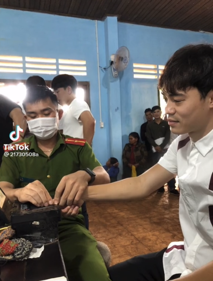 Khi cầu thủ làm CCCD: Trường Híp căng như đá penalty