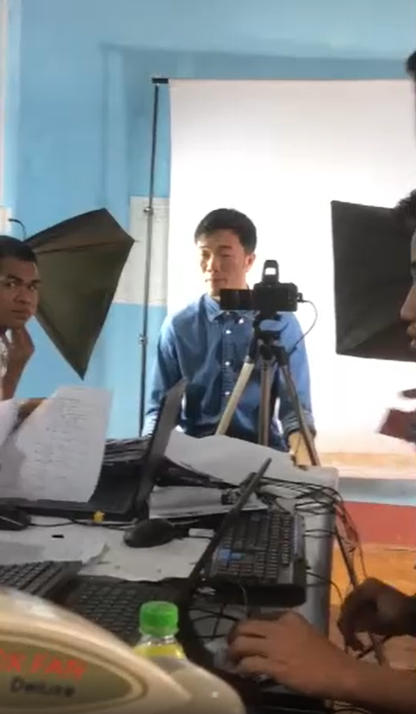 Khi cầu thủ làm CCCD: Trường Híp căng như đá penalty