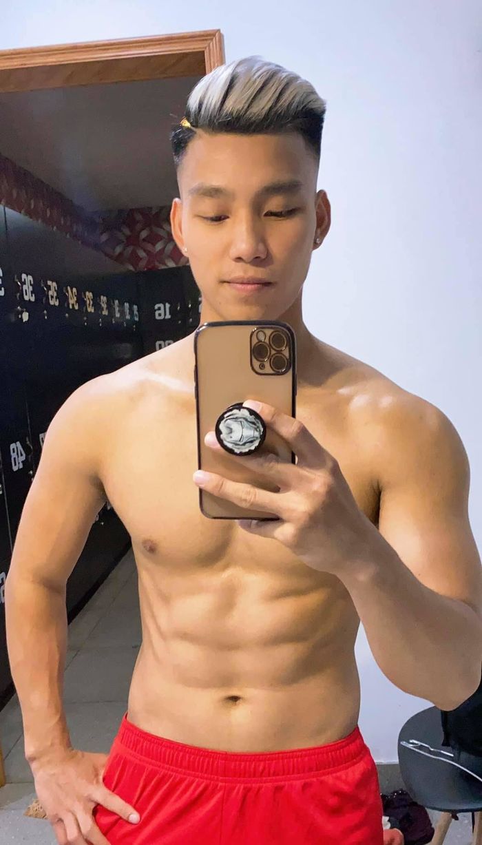 Khoảnh khắc hot nhất đêm qua: Văn Thanh lộ 6 múi khiến chị em chết mê