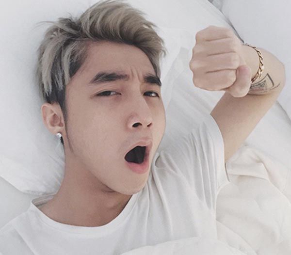 Khoảnh khắc ngáp ngủ không màng hình tượng của người nổi tiếng