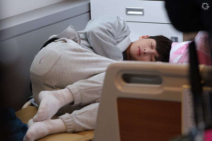 Khoảnh khắc ngủ gục nhưng làm khổ con nhà người ta của sao Hàn