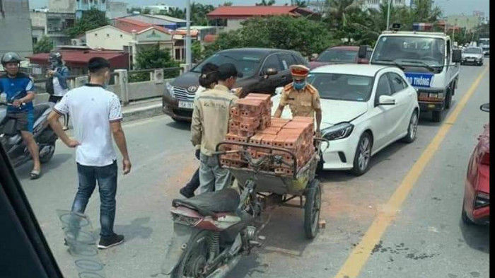 Va chạm xe tiền tỷ còn được chủ xe an ủi: đúng là đã giàu còn tốt bụng
