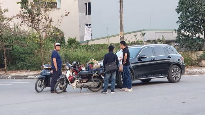 Va chạm xe tiền tỷ còn được chủ xe an ủi: đúng là đã giàu còn tốt bụng