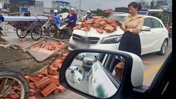 Va chạm xe tiền tỷ còn được chủ xe an ủi: đúng là đã giàu còn tốt bụng