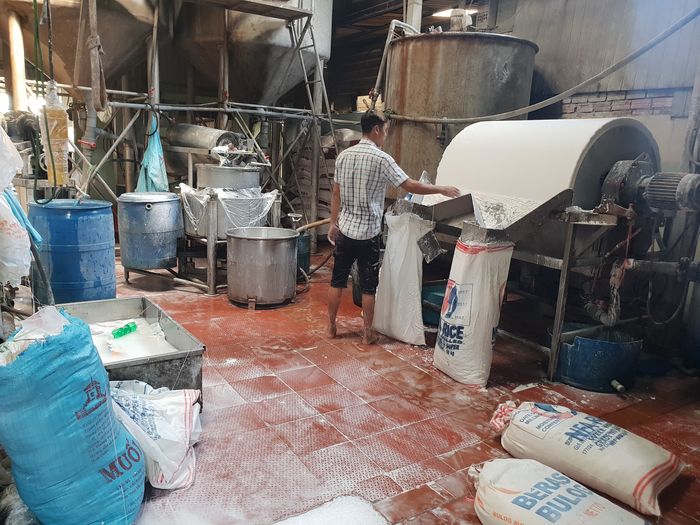 Kinh hãi với cơ sở làm bún siêu bẩn: Hết muốn ăn bún riêu, bún bò