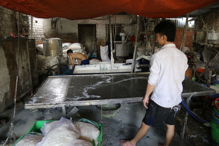 Kinh hãi với cơ sở làm bún siêu bẩn: Hết muốn ăn bún riêu, bún bò