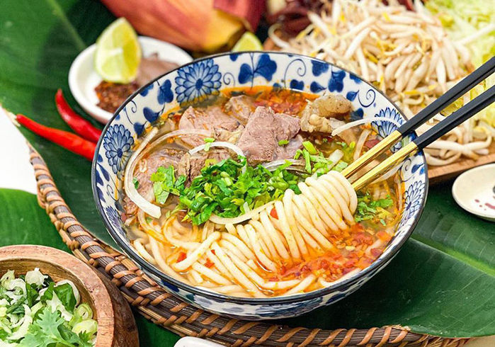 Kinh hãi với cơ sở làm bún siêu bẩn: Hết muốn ăn bún riêu, bún bò
