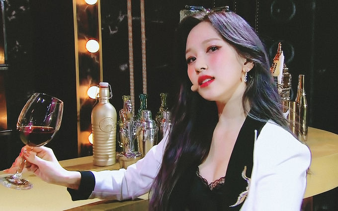 Lisa, Jennie cùng loạt idol Kpop không ngại mặc item khoe vòng 1 o ép