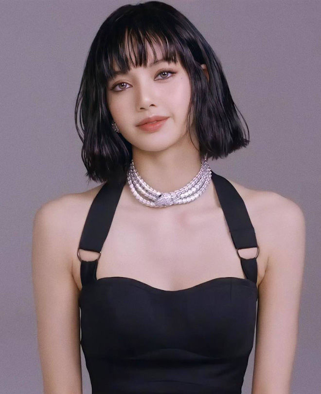 Lisa, Jennie cùng loạt idol Kpop không ngại mặc item khoe vòng 1 o ép