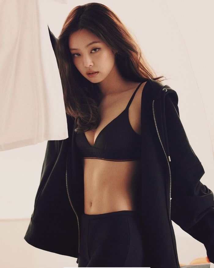 Lisa, Jennie cùng loạt idol Kpop không ngại mặc item khoe vòng 1 o ép