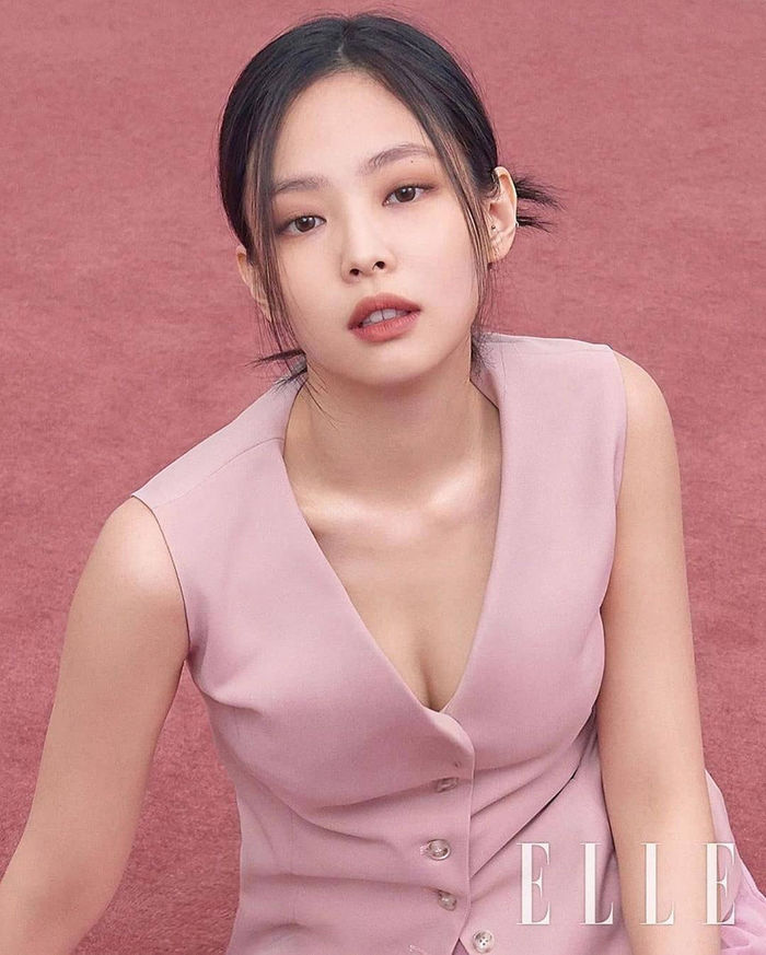 Lisa, Jennie cùng loạt idol Kpop không ngại mặc item khoe vòng 1 o ép