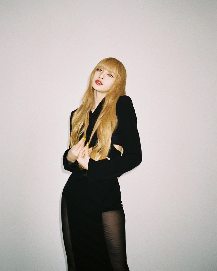 Lisa, Jennie cùng loạt idol Kpop không ngại mặc item khoe vòng 1 o ép