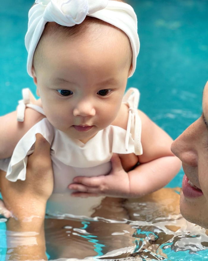 Loạt ảnh đi bơi của gia đình Hà Hồ khiến dân tình phát sốt