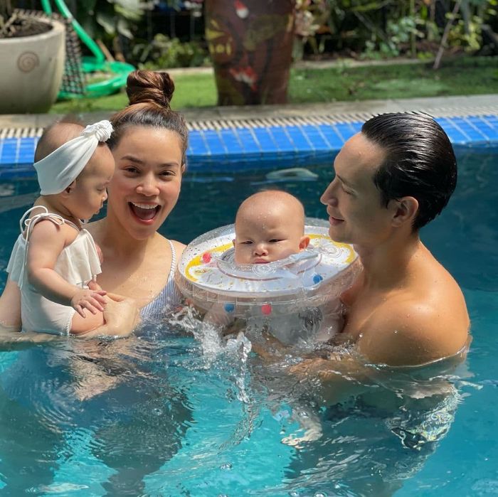 Loạt ảnh đi bơi của gia đình Hà Hồ khiến dân tình phát sốt