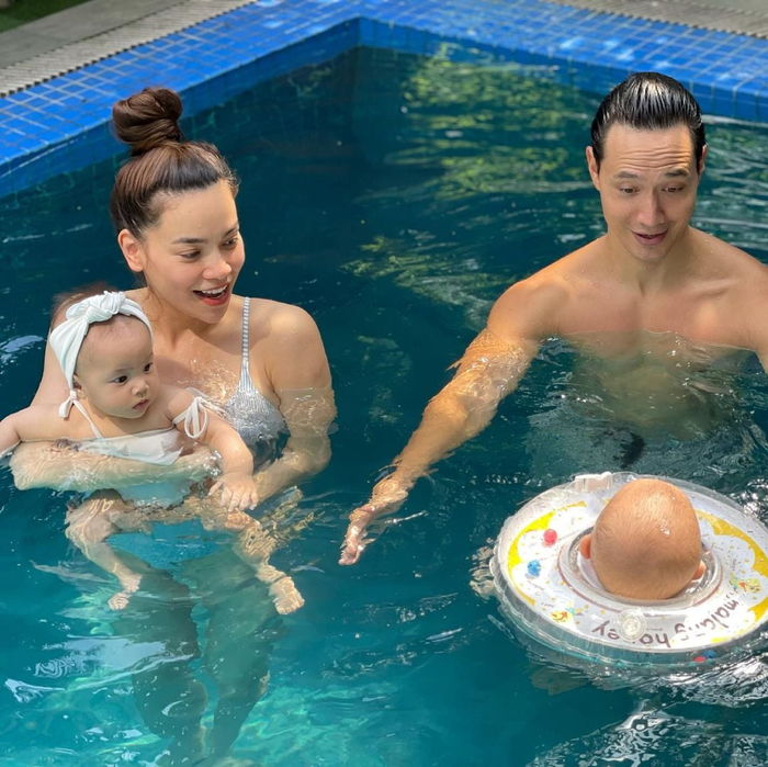 Loạt ảnh đi bơi của gia đình Hà Hồ khiến dân tình phát sốt