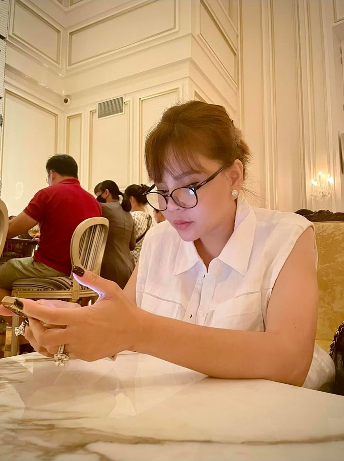 Loạt ảnh sặc mùi tiền của danh hài Vbiz: Choáng nhất là Việt Hương