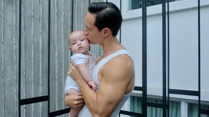 Loạt biểu cảm đốn tim của Leon khi chơi cùng bố Kim Lý