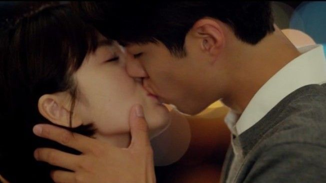 Bí quyết giúp sao nam Kbiz có nụ hôn đắt giá: Park Bo Gum đánh răng