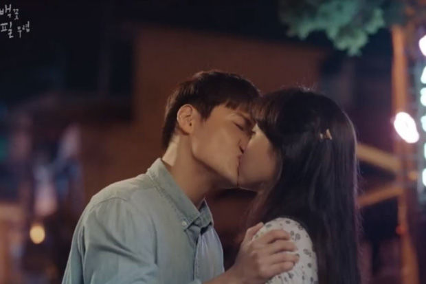 Bí quyết giúp sao nam Kbiz có nụ hôn đắt giá: Park Bo Gum đánh răng