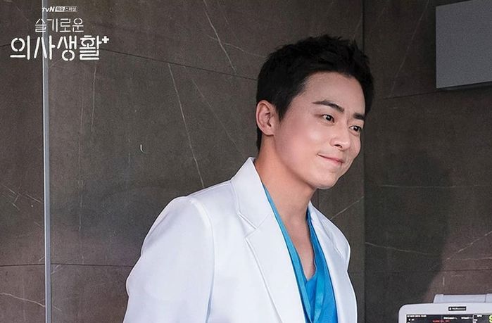 Bí quyết giúp sao nam Kbiz có nụ hôn đắt giá: Park Bo Gum đánh răng