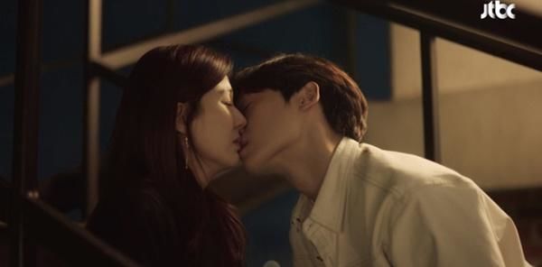 Bí quyết giúp sao nam Kbiz có nụ hôn đắt giá: Park Bo Gum đánh răng