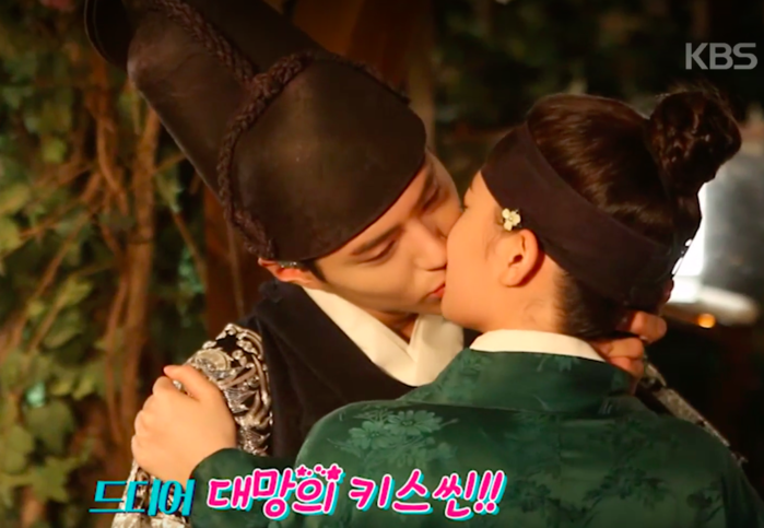 Bí quyết giúp sao nam Kbiz có nụ hôn đắt giá: Park Bo Gum đánh răng