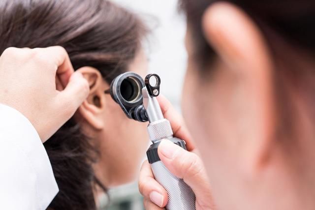 Mất ngủ vì stress kéo dài, cô gái 26 tuổi bị điếc vĩnh viễn 1 bên tai
