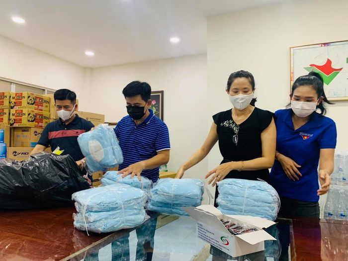 MC Quỳnh Hoa cầu cứu khi lực lượng tình nguyện viên thiếu nước uống