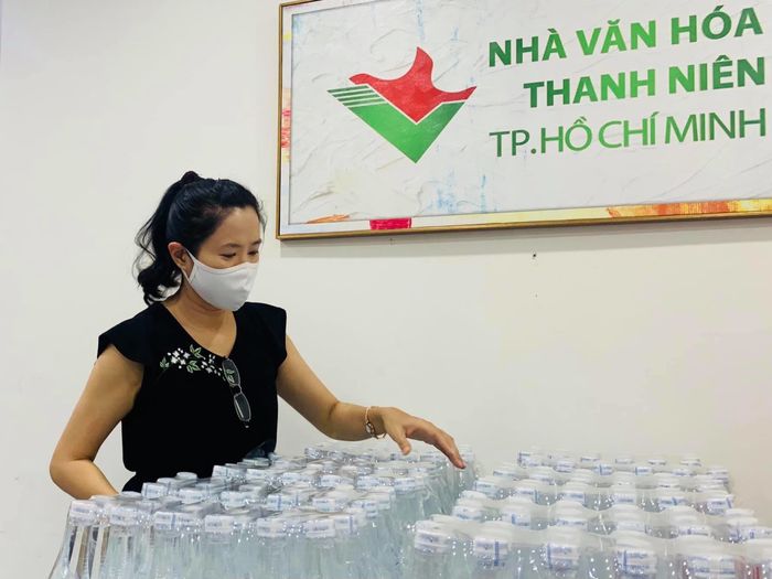 MC Quỳnh Hoa cầu cứu khi lực lượng tình nguyện viên thiếu nước uống