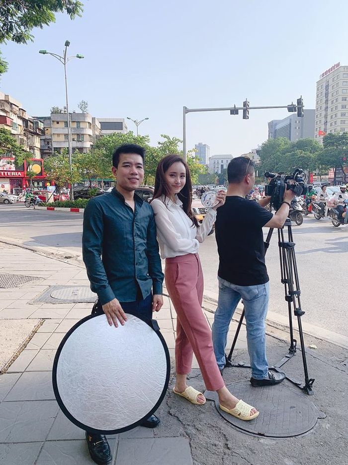 Hậu trường “bật ngửa” của dàn BTV: Mang dép chợ, quần áo lạc quẻ