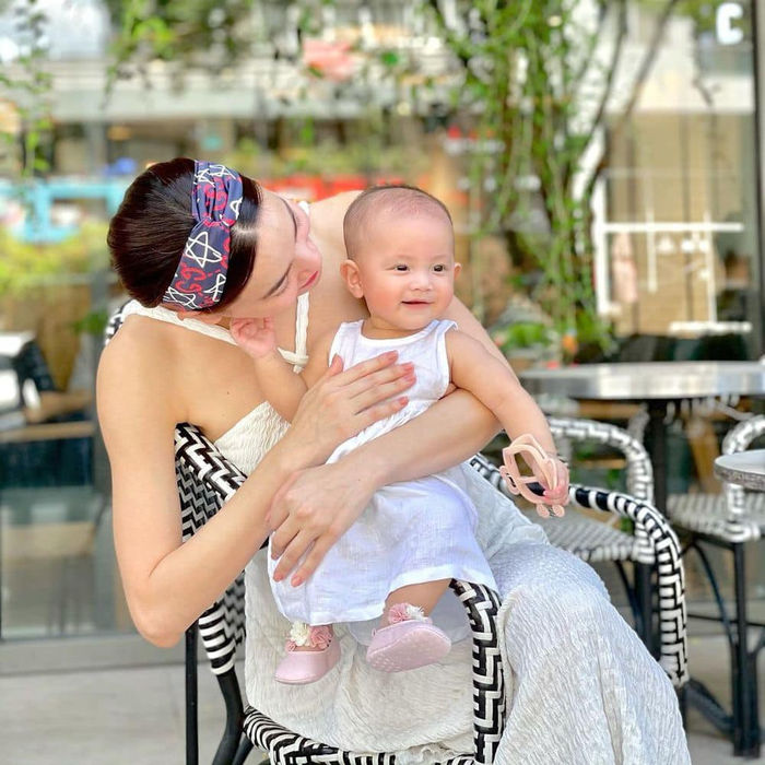 Mẹ con Hà Hồ hoá nàng thơ: Ái nữ thần thái miễn bàn